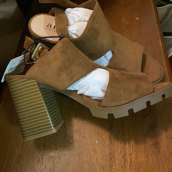 a.n.a. Tan brownish comfy sandal. Size 9M. Gently used.- lowerprice worn 3x. - Picture 5 of 5